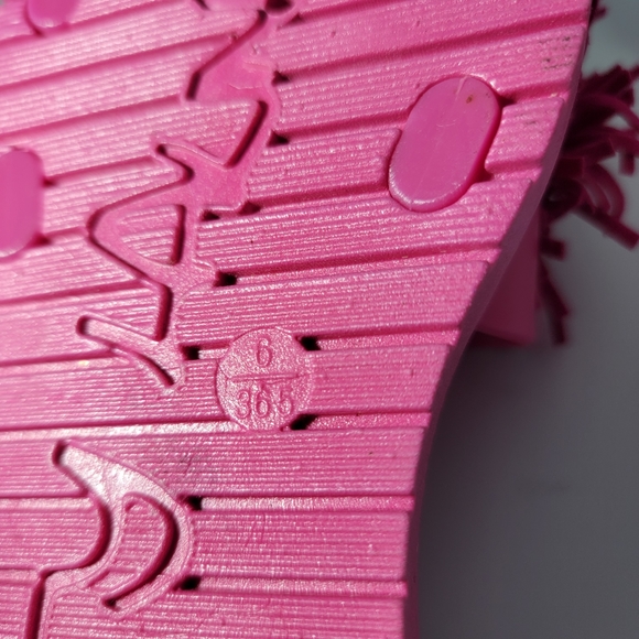 Dirty Laundry Fringe PomPom Slides Bright Pink Sandals Womens Shoes Size 6 36.5 - Picture 3 of 9